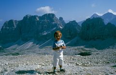 Mein Sohn vor den Dolomitenbergen