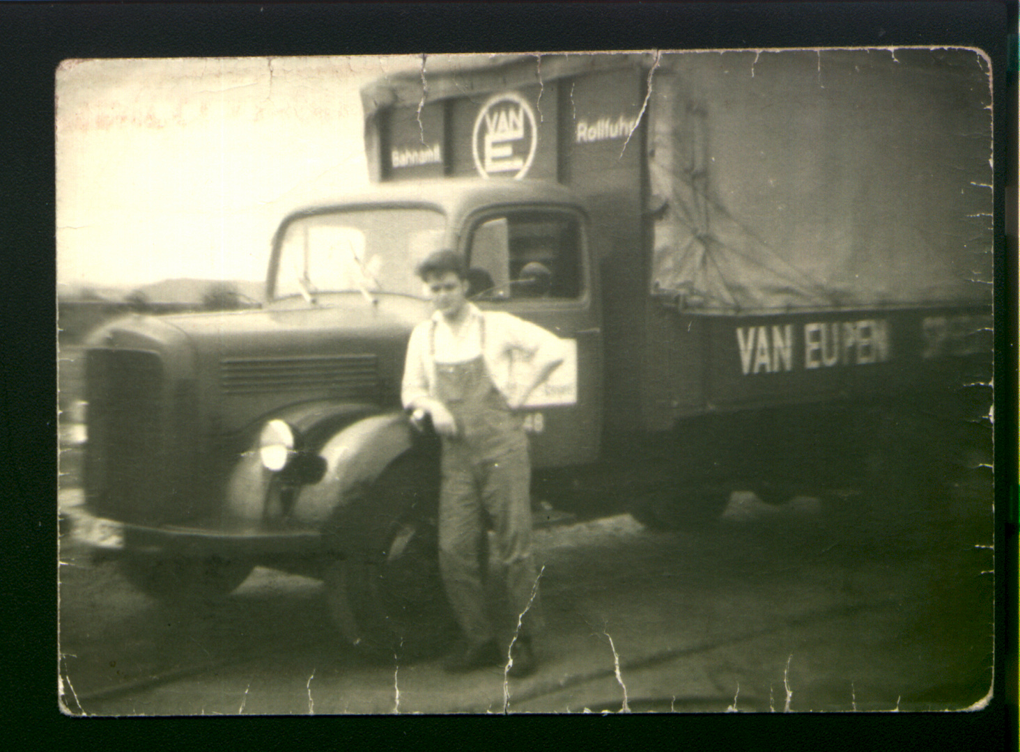 Mein Vater vor seinem LKW