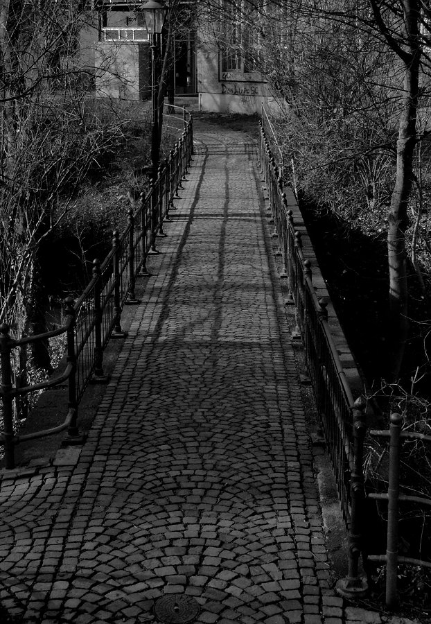 Meine Augsburger Ansichten - Gelaender . Brücke . Schatten . Weg