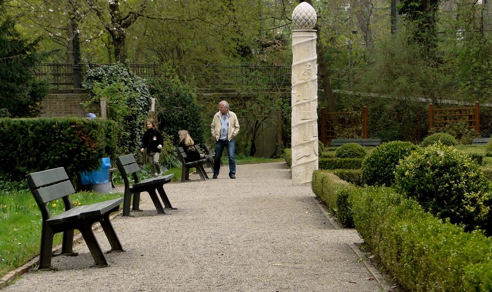 Meine Augsburger Ansichten - Menschen im Park ..