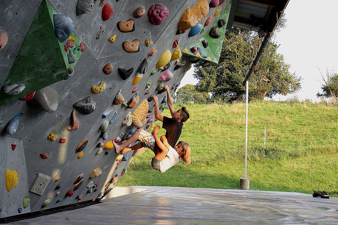 Meine beide..... Luca mit MIA - an der Boulderwand