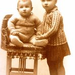 Meine beiden älteren Geschwister im Sommer 1929