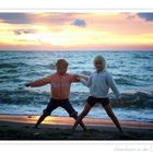 Meine beiden Kleinen beim Abendsport an der Ostsee