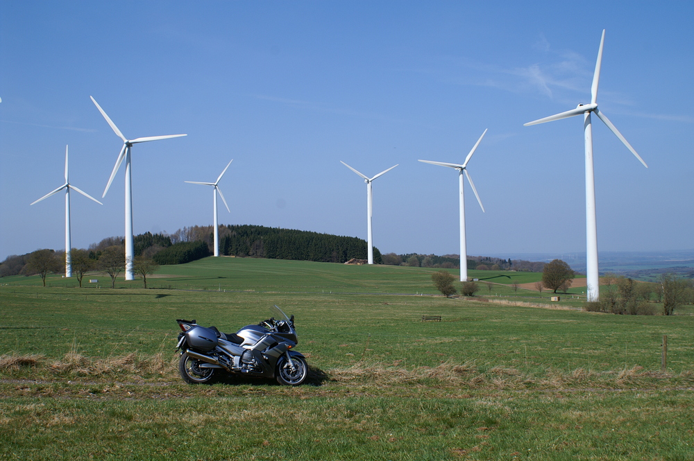 Meine FJR im Vogelsberg zwischen Windrädern