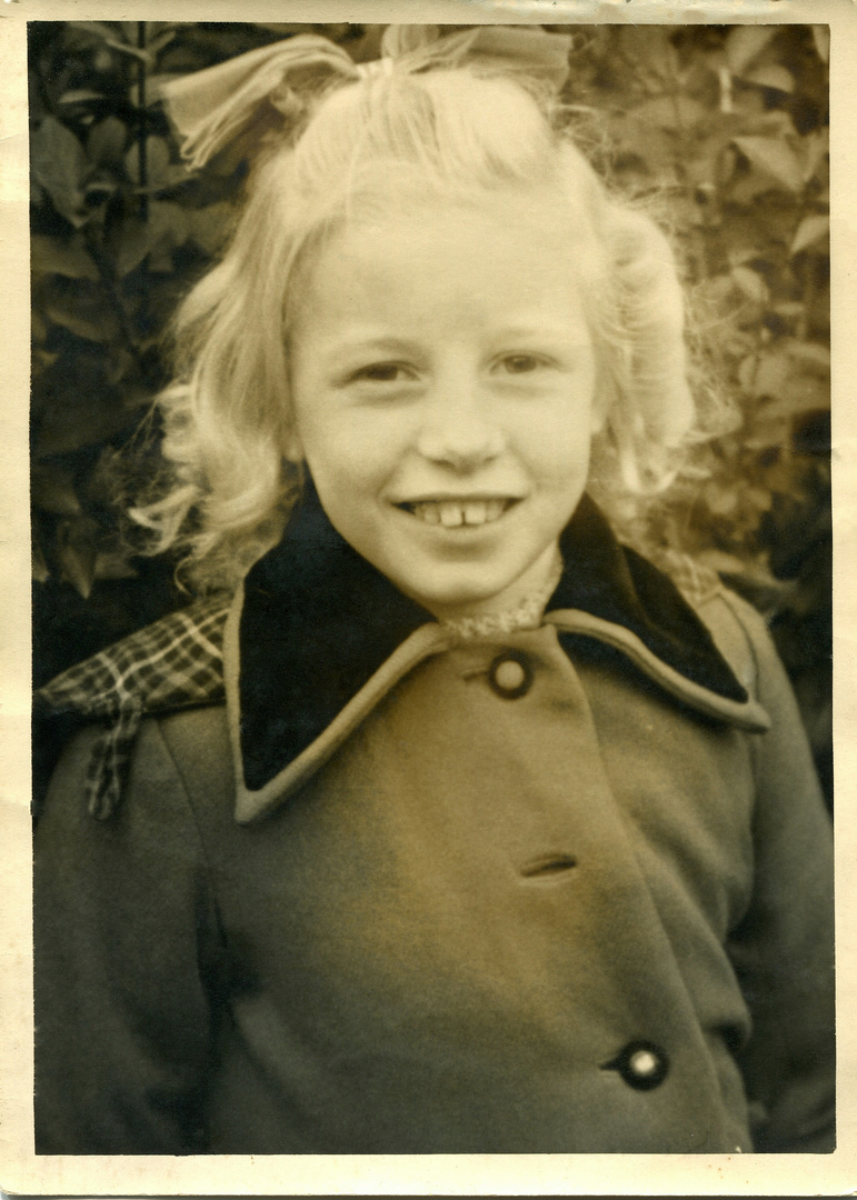 Meine Frau auf dem Schulweg 1951-52