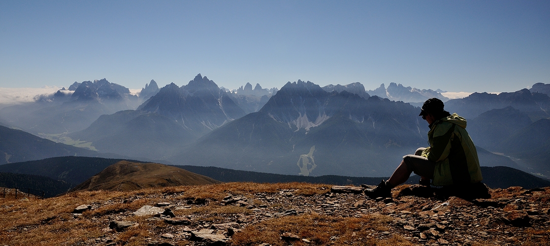 Meine Frau genießt den Tiefblick von Pfannhorn 2663 m hoch, einen tollen Blick hat man von da...