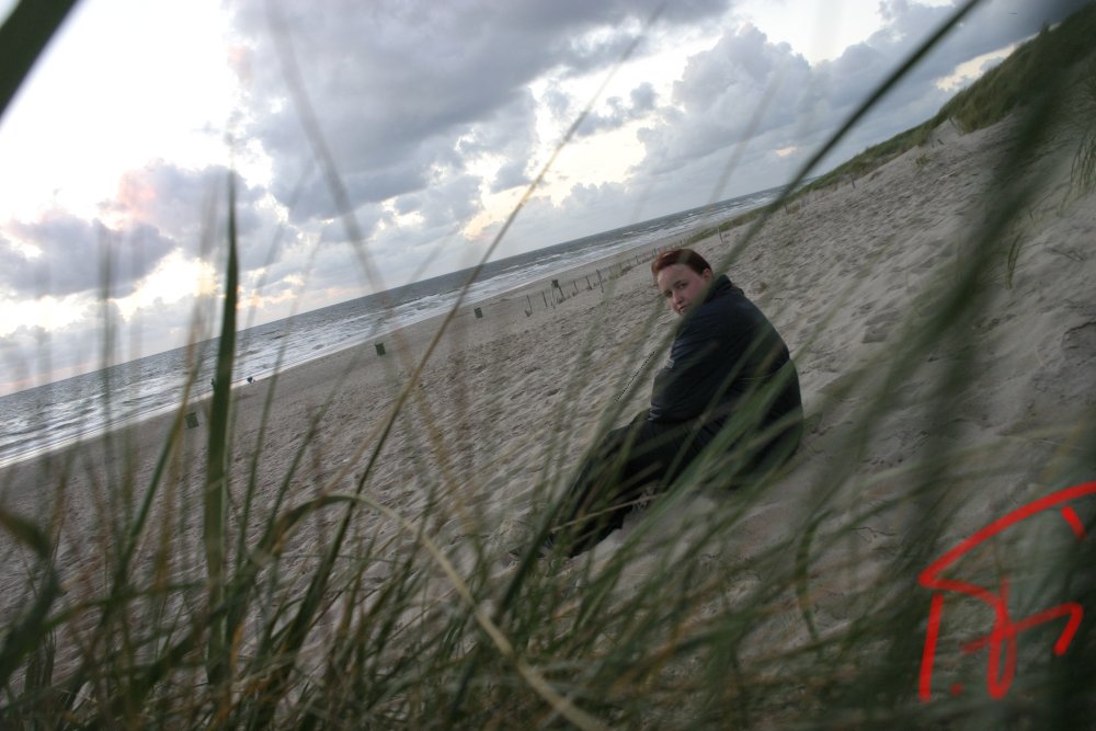 Meine Frau im Urlaub am Strand in Holland