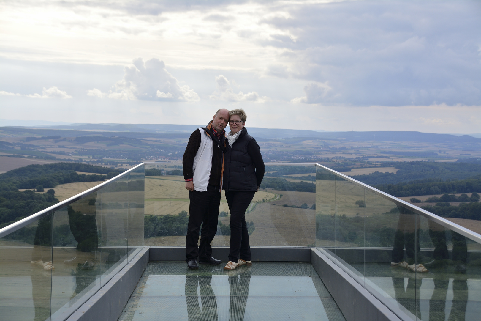 Meine Frau mit mir auf dem  Sky-Walk auf dem Sonnenstein 