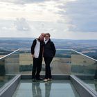Meine Frau mit mir auf dem  Sky-Walk auf dem Sonnenstein 