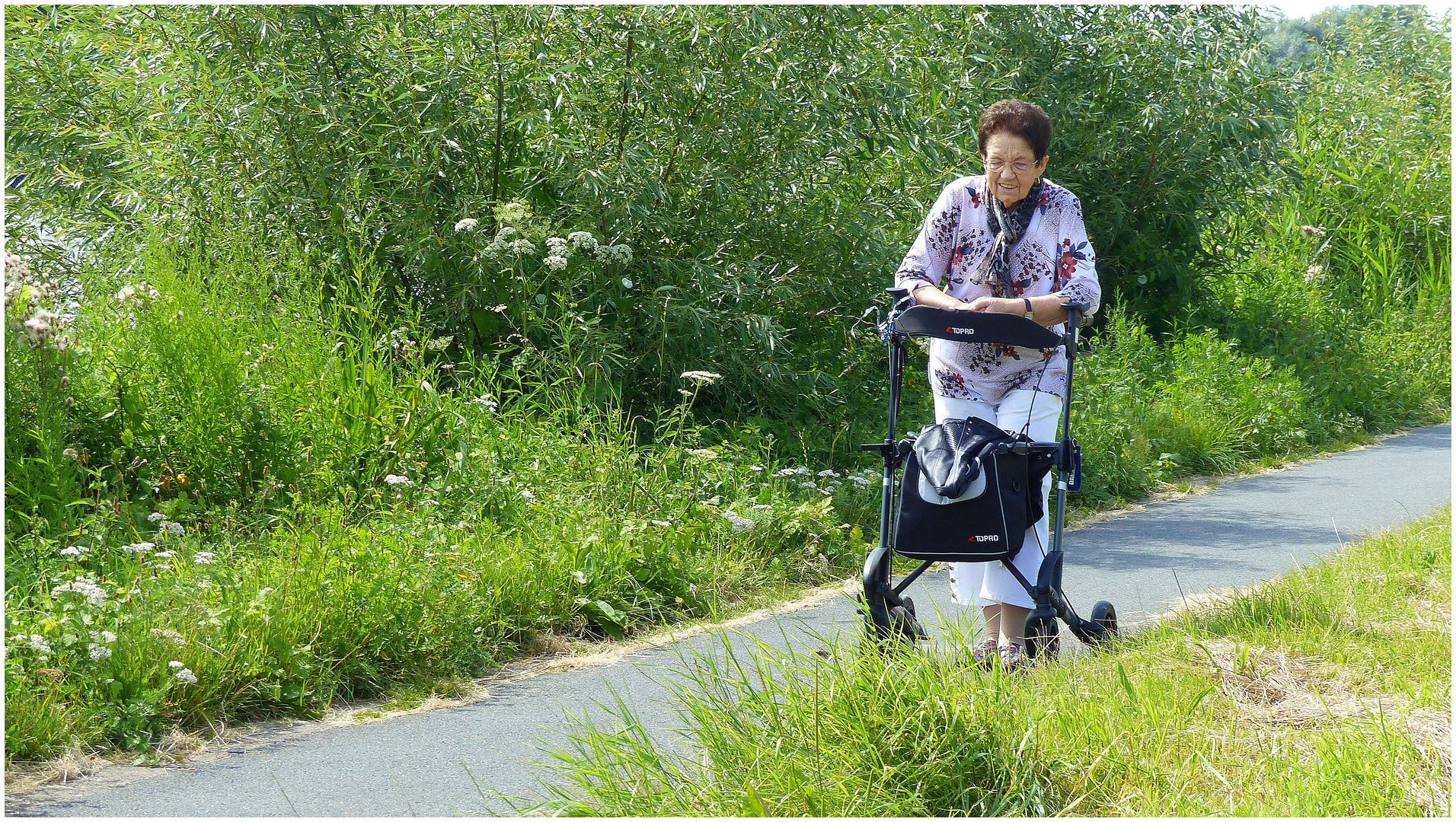 Meine Frau mit Rollator  auf dem Weserradweg......