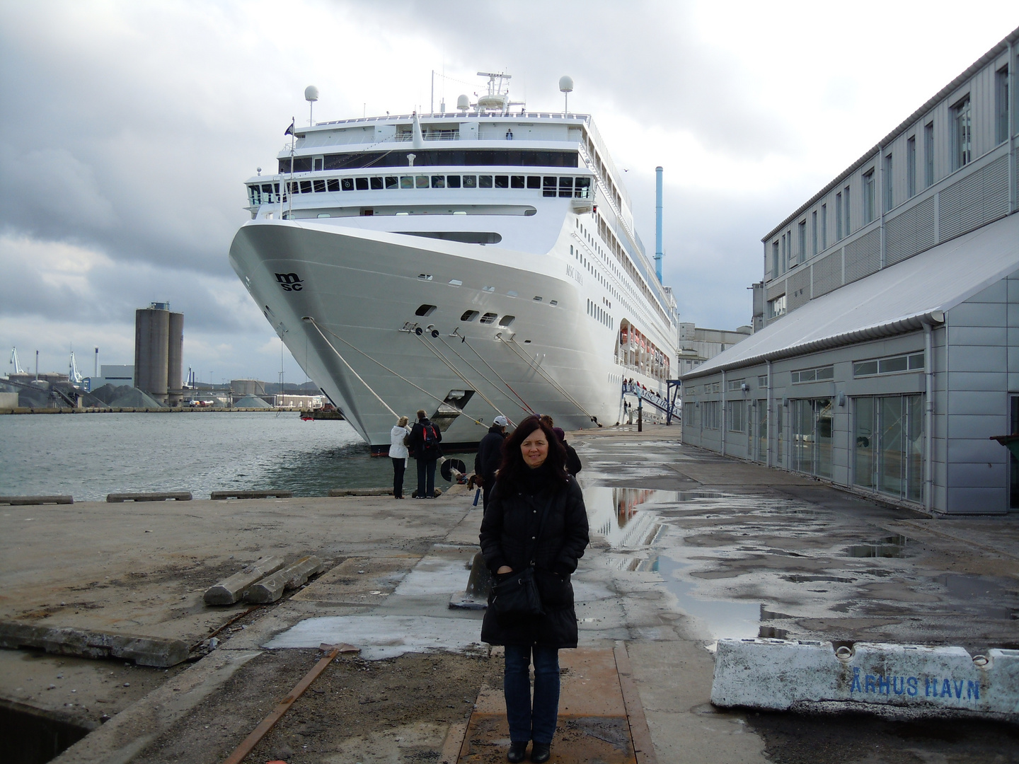 Meine Frau steht vor der MSC Lirica in Aarhus Dänemark