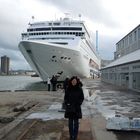 Meine Frau steht vor der MSC Lirica in Aarhus Dänemark