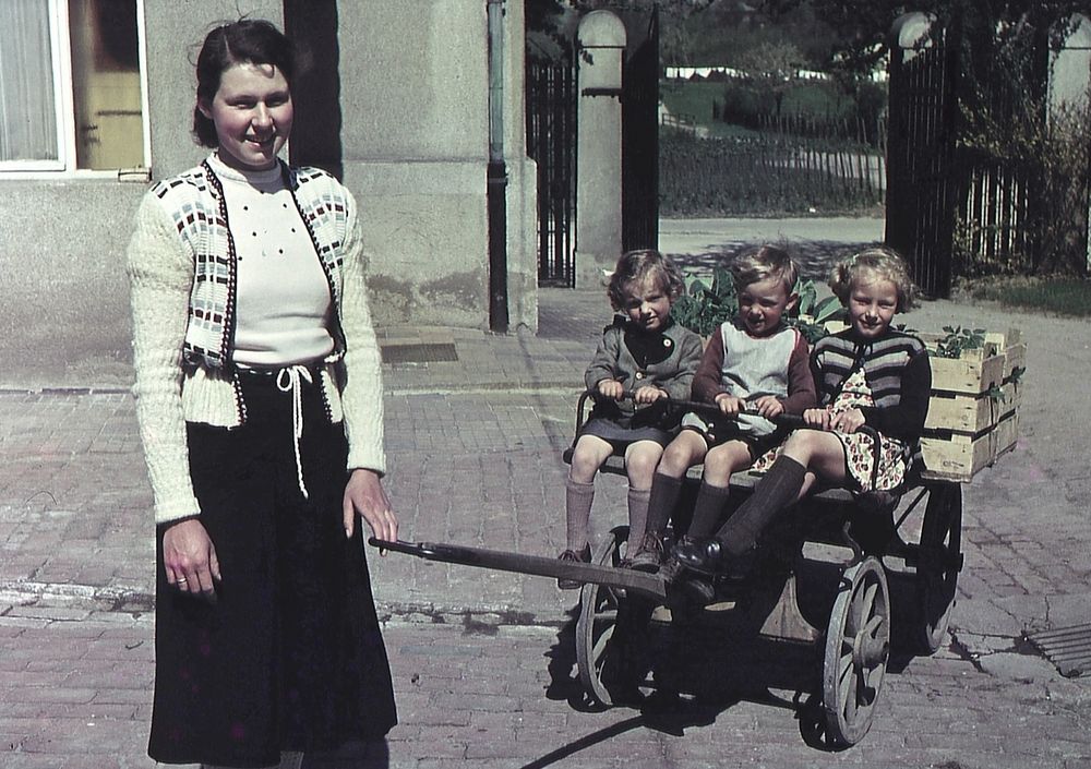 Meine Geschwister und ich, vorne unsere Tante.