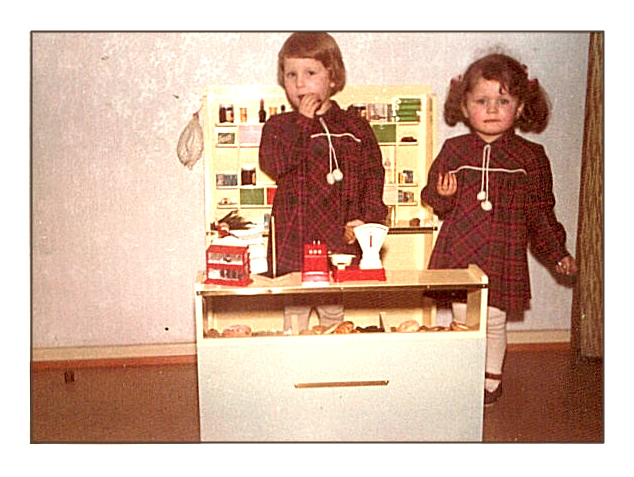 Meine große Schwester und ich an Weihnachten - ich denke, es war das Jahr 1965