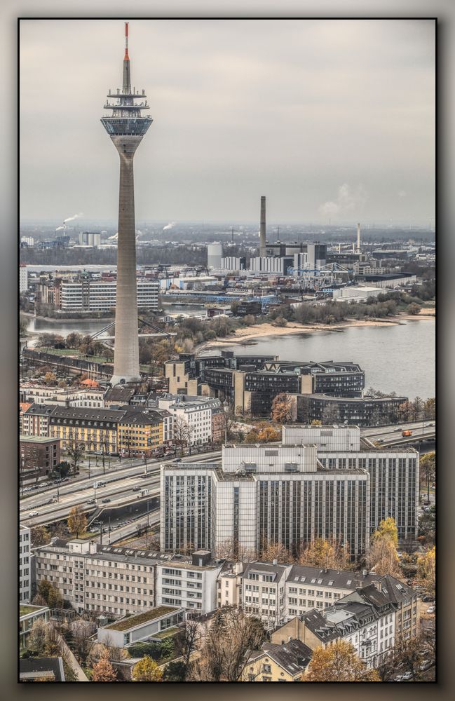 Meine Heimatstadt Düsseldorf, Rheinturm mit Landtag