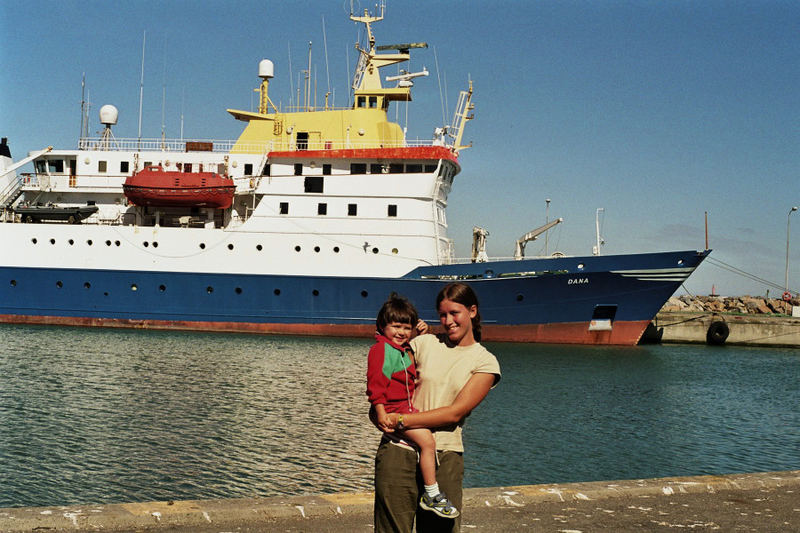 meine kleine Schwester und ich in Hirtshals....