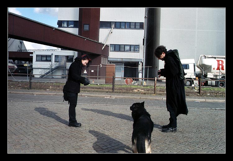 Meine Lieben, ihre Agfa Box und unser Hund.