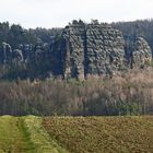 Meine "Lieblingswand" in der Schrammsteinkette rechts von der Mitte