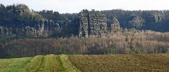 Meine "Lieblingswand" in der Schrammsteinkette rechts von der Mitte