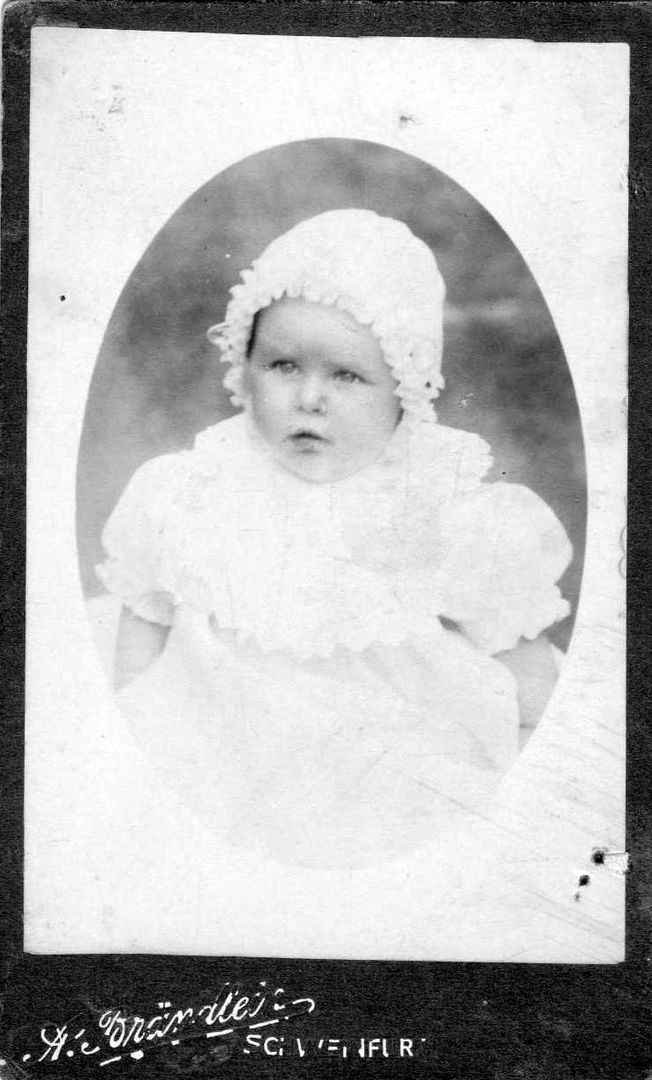 Meine Mama als Baby - sie wäre am 13.11.2010 - 100 Jahre alt geworden