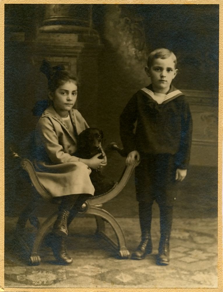 Meine Mutter mit ihrem Bruder 1917 in Wien.