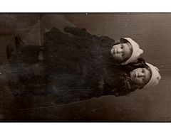 Meine Mutter und meine Patin 1915