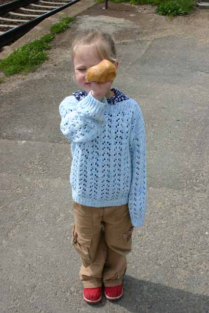 Meine Nichte und das Brötchen