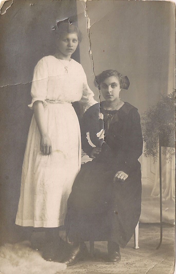 Meine Oma & Freundin um 1918