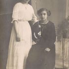 Meine Oma & Freundin um 1918