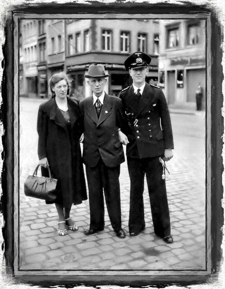 Meine Oma und ihr Mann (in Uniform) ...