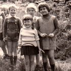 Meine Schwester Beate (ganz vorn) und ich im Kindergarten