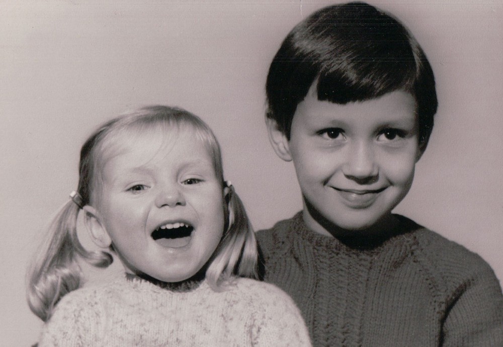 Meine Schwester und ich (ca. 1969)