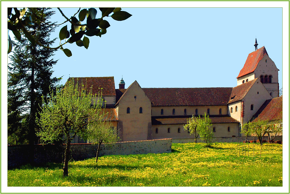 Meine Sonntagskirche in frühlingsfrischer Umgebung