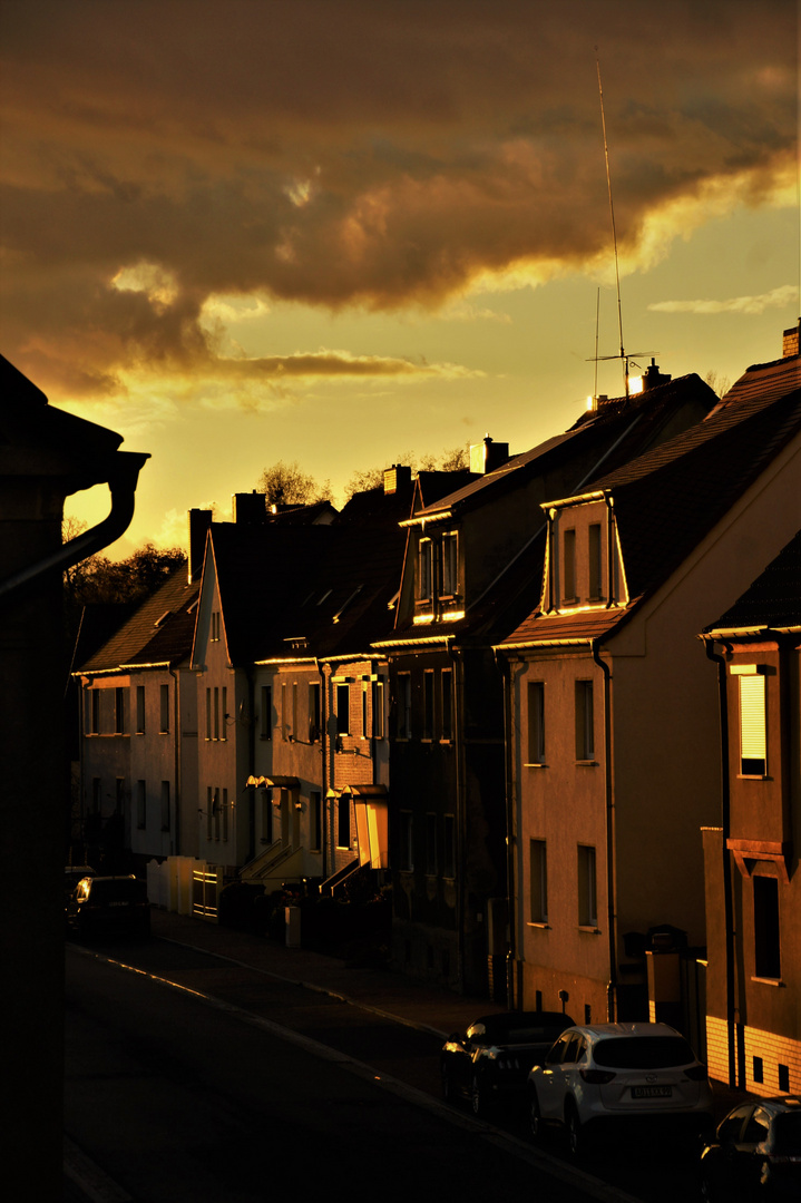 meine Straße im Abendlicht