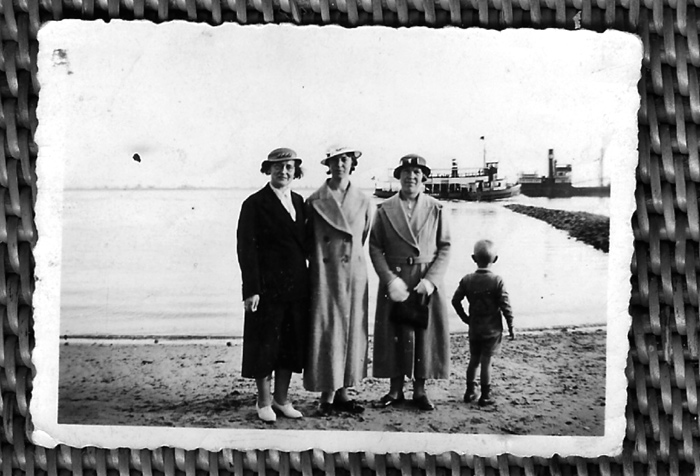 meine Tanten Wilma, Mariechen und Ida mit Sohn Helmut