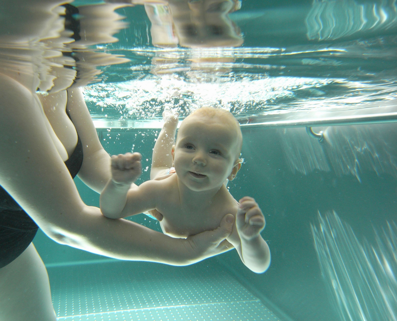 meine Tochter beim Babyschwimmen / Tauchen