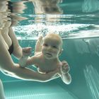 meine Tochter beim Babyschwimmen / Tauchen