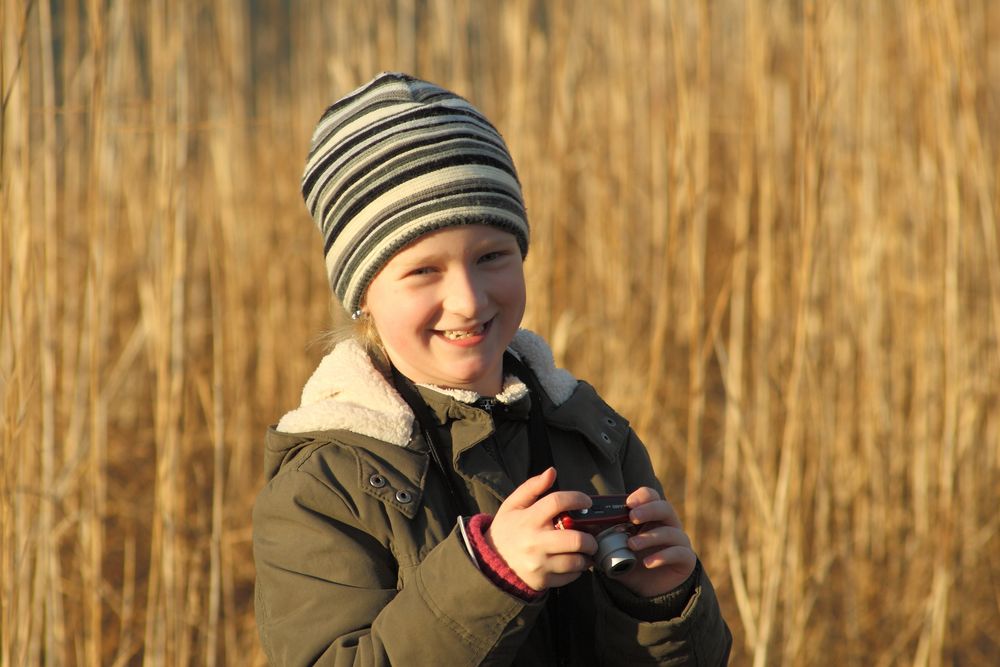 Meine Tochter beim ersten Fotografieversuch im Winter