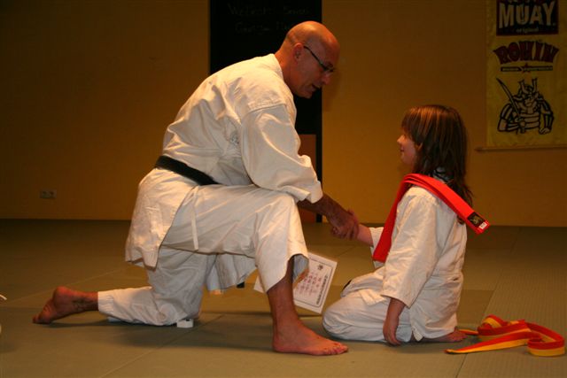 Meine Tochter bekommt die Orange auszeichnung bei Karate