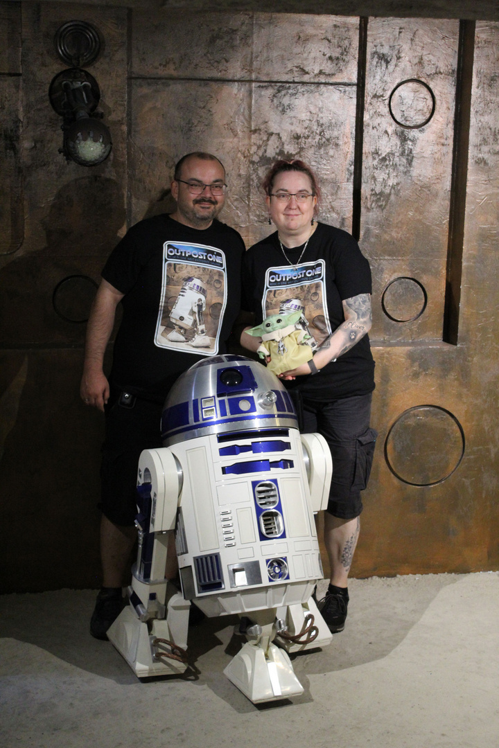 meine Tochter mit Mann und R2 D2