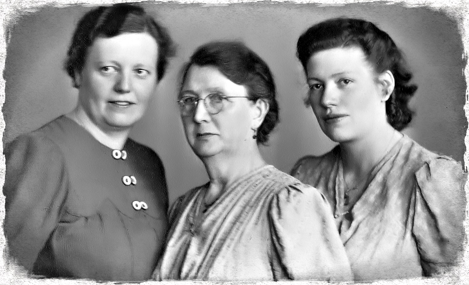 Meine Uroma, meine Großtante Mitze und Oma Hedwig im Sommer 1942