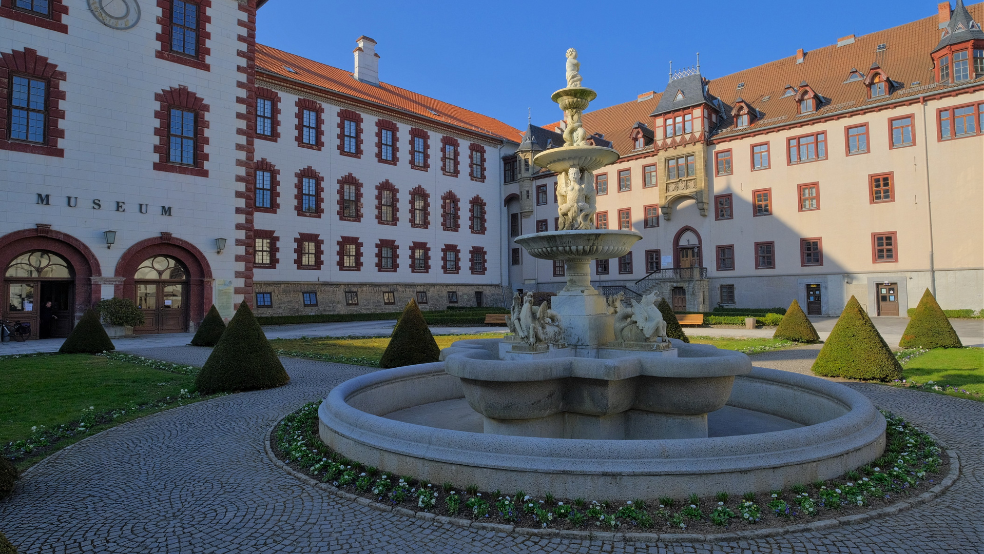 Meiningen, Brunnen im Schloßhof (Meiningen, el fuente en el jardín del palacio)