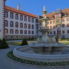 Meiningen, Brunnen im Schloßhof (Meiningen, el fuente en el jardín del palacio)