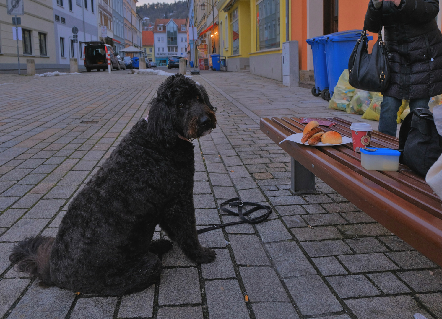 Meiningen, Café-Besuch in heutigen Zeiten (en la cafetería hoy en día)