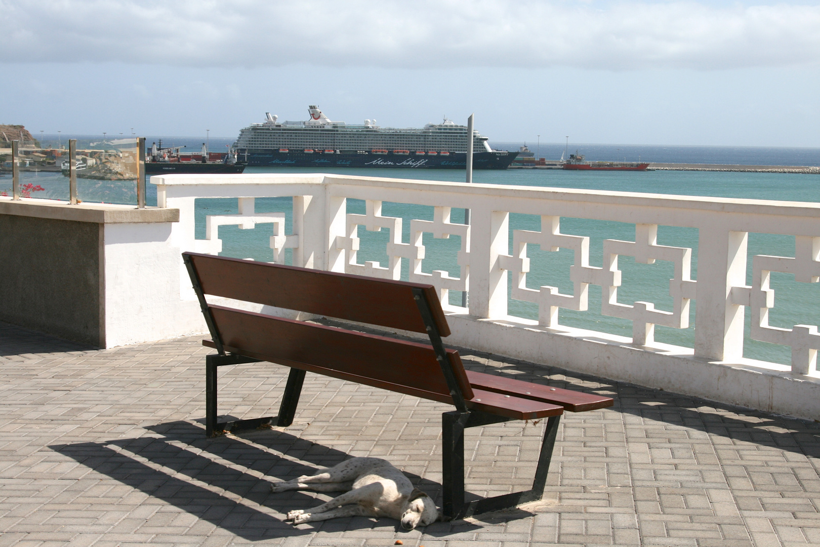 MeinSchiff 3 im Hafen von Praia, Kap Verde