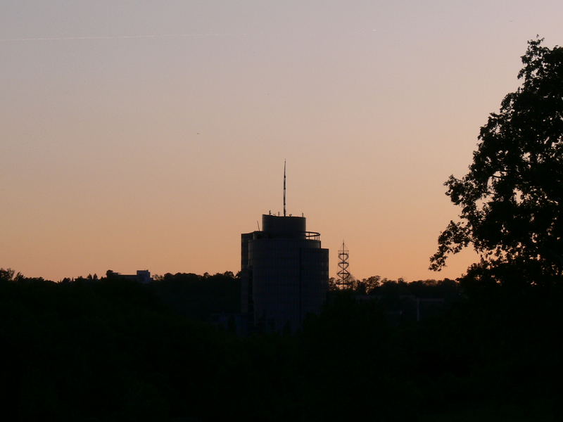 Meint der kleine Turm zum grossen:"Du ich will auch mal so gross werden wie du"