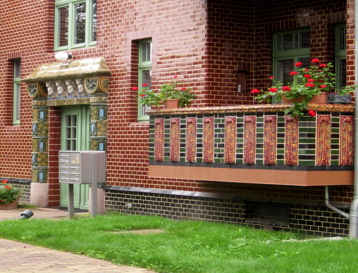 Meißen - Jugendstilfassade mit farbig glasierten Ziegeln