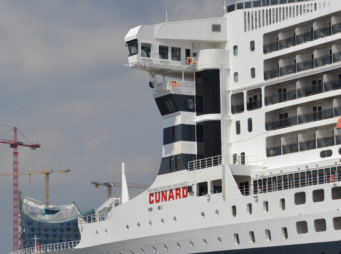 Meisterwerke der Technik unter sich - Queen Mary 2 & Elbphilharmonie Hamburg