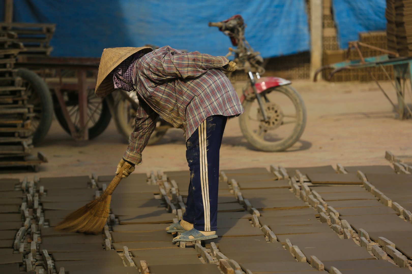 Mekong, Arbeiterin putzt Fliesenrohlinge