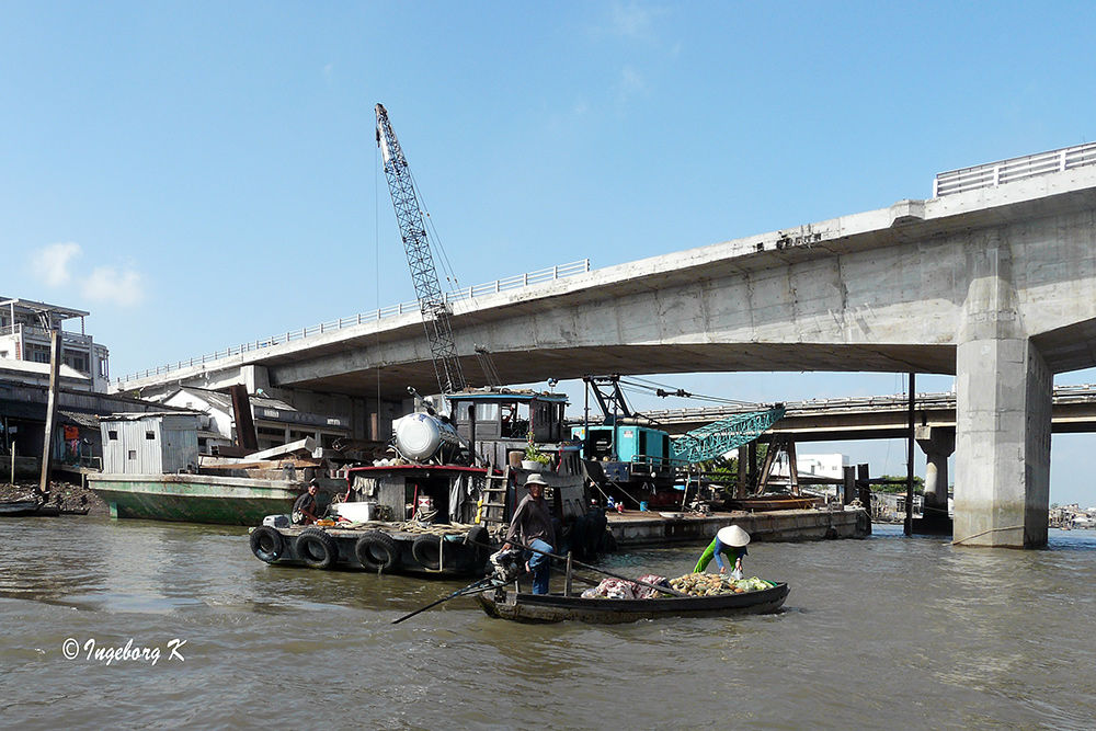 Mekong Delta - Arbeiten im Flussbett unter der Brücke